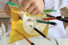 机灵姐说科学 今天来做实验 铅笔穿各色水袋不漏水最后成功了吗？图片