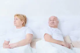 人过60，总在凌晨三四点醒来，失眠？专家：做好5点或可睡得更香图片