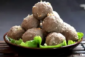 煮火锅怎么可以少了它，Q弹爽滑爆汁的牛肉丸，我们在家简单做图片