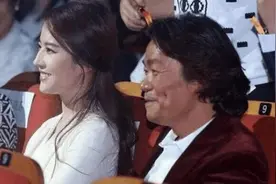 娱乐圈5张“极其尴尬”的明星合影，你见过哪一张呢图片