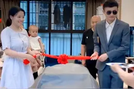 1岁萌娃喜提“奔驰”豪车，爷奶抱着，爸妈剪彩，网友：人生巅峰图片