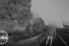 父亲说把儿子甩出车子，急得嚎啕大哭，接到电话后情绪激动图片