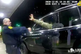 这是美国现在最热的话题，美国军官被美国警察揍了图片