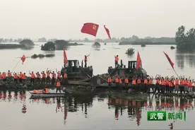 提前24小时，武警官兵抢筑防洪子堤合龙图片