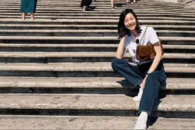 33岁刘雯终于奢侈一回，穿4000T恤去罗马旅游，这打扮真是超模图片