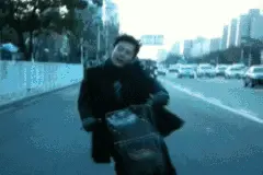 整治开始！南宁交警严查电动车骑上人行道行为图片