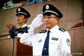 白衬衣警察身份有何不同？难怪平时看不到身影，没想到级别这么高图片