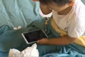 妈妈拿出一件物品，熊孩子表演一秒入睡，不得不说这件神器好眼熟图片