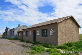 内蒙有个小镇，无人却有车站邮局医院，所有建筑停留在六七十年代图片