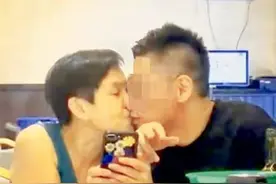 67岁老戏骨李影与小鲜肉约会被拍，公众场合大胆接吻，网友：真爱图片