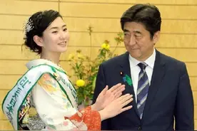 与普通人相同，各国领导人看美女情景，普京最大胆，特朗普最脸红图片