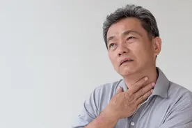 40岁男子确诊喉癌，曾以为是咽炎，提醒：留意4个早期信号图片