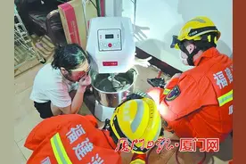 疼疼疼！女子手臂卡进食品搅拌机，消防紧急施救图片