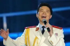 “民歌王子”王宏伟，选妻子唯一要求，让守寡45年的母亲满意图片