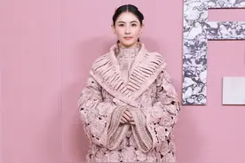 40岁张柏芝T台走秀，衣服似有10斤重，却被吉克隽逸抢镜？图片