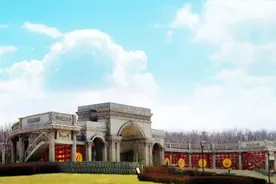 东北规模第一的广场，面积29万㎡，因动物雕塑闻名，就在营口图片