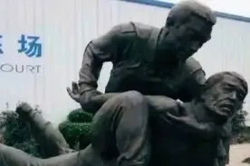 全校通知: 不准在雕塑上晒被子! 否则会把人笑死图片