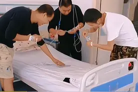 河南：三个男人医院看病成“痔友”，因都不敢坐，站着吊水玩扑克图片