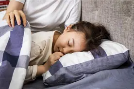 自主入睡的孩子，和被父母哄睡的孩子有啥不同？差距不仅在智商上图片