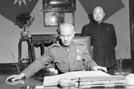 张灵甫的妻子今年92岁, 粟裕的侄子请她上孟良崮, 她公开写四个字图片