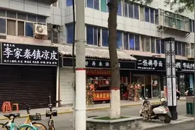 一条街商铺被集体换黑底白字招牌，引热议！新变化来了图片