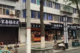 一条街商铺被集体换黑底白字招牌，引热议！新变化来了图片