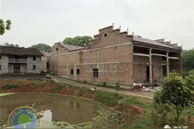 江西万安谢氏宗祠世德堂重建，地下竟挖出一个古代物件。图片