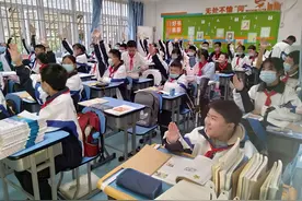 教室从六楼搬至一楼，台阶修成坡道，他上下学更方便了图片