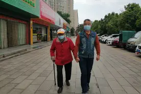 为这位儿子点赞：70多岁的儿子每天陪92岁的母亲散步图片