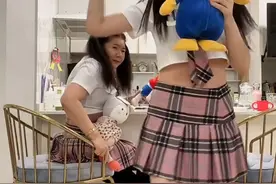 婆媳比美！咸素媛与婆婆穿同款短裙，两人身材差太多，被指太拼了图片