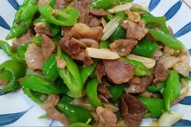 湖南人辣椒炒肉的家常做法，秘诀就在于这个小技巧，超级好吃下饭图片