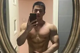 北京肌肉小哥爆红推特，因太帅在地铁被抓拍图片