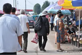 七旬老汉一生“光棍儿”，三伏天也要穿棉衣，曾因治病吃500条蛇图片