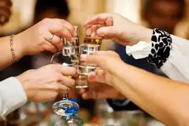 饭局上轮到你敬酒，不知道说些什么？记住这4句就够用了，实用！图片