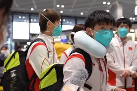 国乒归来！台风延误5个小时，刘国梁盛赞伊藤美诚，孙颖莎太可爱图片