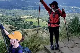 Selina携Hebe登山庆生，登顶后掩面而泣手背伤疤仍明显图片