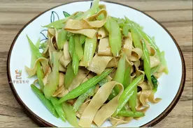炒豆皮，直接下锅炒是错的，难怪味道怪，大厨教你正确做法，真香图片