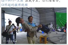 笑死了！邓超公主抱王源，结果两人肤色太搞笑，被调侃是煤球图片