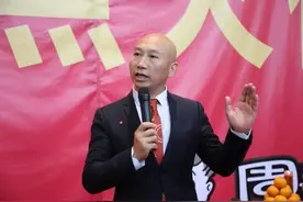 周富裕：从一个泥瓦工，到身价百亿，把一普通小吃做上市，他凭啥图片