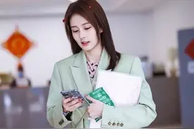 白鹿私服照，浅色西装搭配牛仔裤，清爽又帅气图片