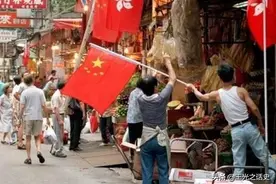 和毛主席握手的切格瓦拉，回归后更换帽徽的香港警察，18张老照片图片
