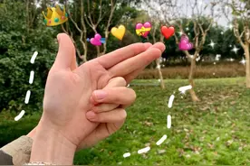 好好收藏情人节情侣手势，病毒过后我们就这么拍图片