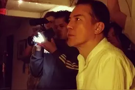 尊龙迟暮仍很时髦，白发不染梳三七油头，骨相被修饰得更精致图片