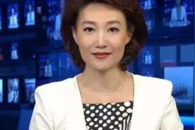 43岁央视女主播戴着假发主持13年，当她摘下假发套那刻：爱了图片