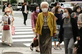 日本平均65岁的老年人，夏天不露胳膊不露大腿，却比小姑娘还时髦图片
