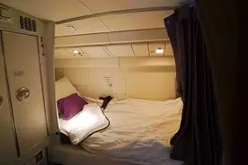 长途旅行中，飞机上空姐们的胶囊舱长什么样？你了解过吗图片