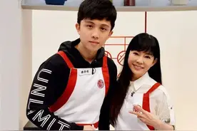 狄莺的巨婴儿子长大了，15岁才与母亲分床的他，现状如何？图片