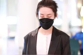李沁衣品真高级，皮衣黑裤酷炫帅气，却让腋下包抢了镜图片