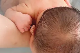 央视女主持自曝生二胎前陪女儿游玩，脚踝肿胀一大圈，还因此早产图片