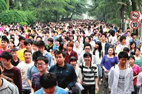 是“英雄”还是“愚蠢”？当年高考交白卷的学生们，如今怎样了？图片